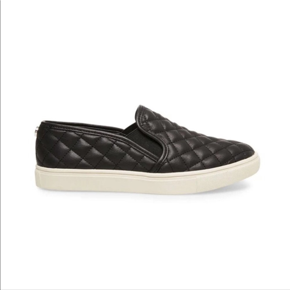 BLACK LEATHER SLIP ON SHOES   7 1/2  7.5B QUILTED  SOFT SOLES  STEVE MADDEN - Picture 4 of 5